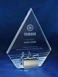 1204_glass-trophy.jpg