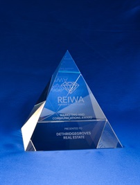 bcd0037-100_crystal-pyramid-award_bravo-crys-1.jpg