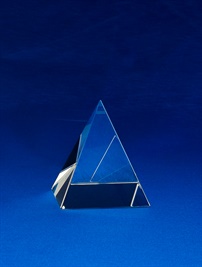 bcd0037-100_crystal-pyramid-award_bravo-crys-1.jpg