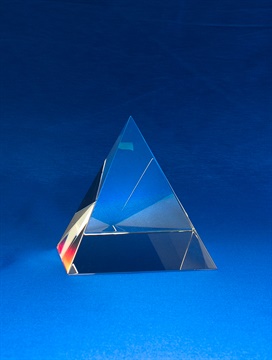 bcd0037-100_crystal-pyramid-award_bravo-crys-1.jpg