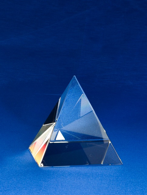 bcd0037-100_crystal-pyramid-award_bravo-crys-1.jpg