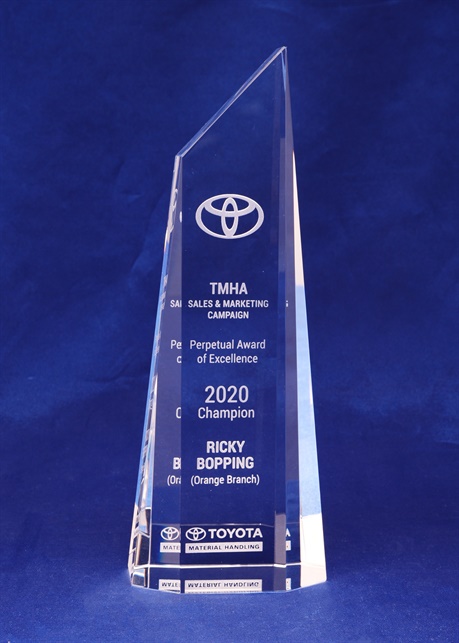 bct0125-l_crystal-monolith-tower-award_bravo-1.jpg