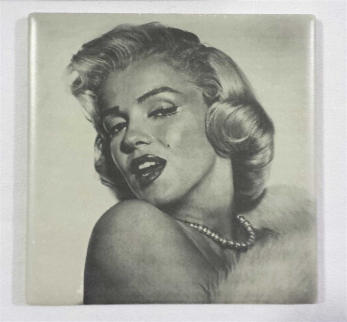 ceramic-tile-engraving-marilyn-munro.jpg