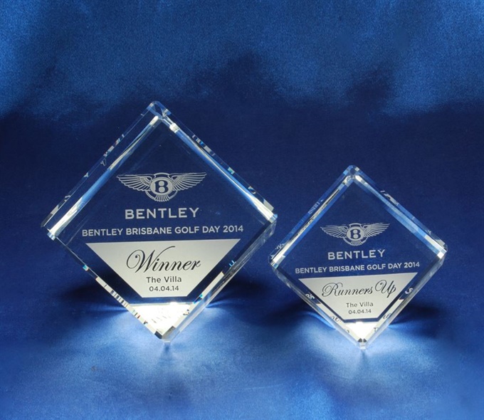 d-cube_crystal-paperweight-awards.jpg