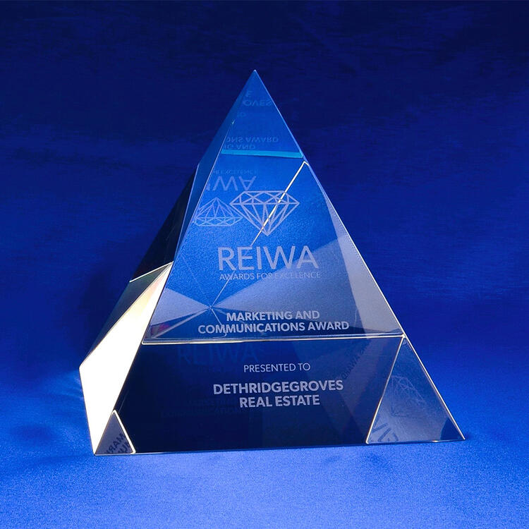 bcd0037-150-crystal-pyramid-award-bravo-crys-1